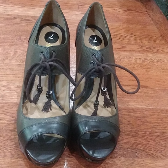 L.A.M.B platform green lace up heels - Picture 2 of 13